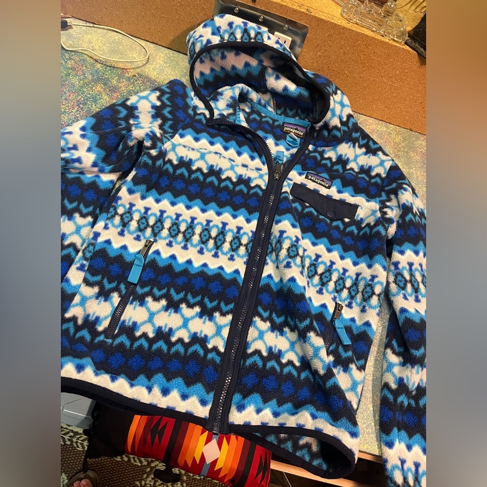 Patagonia women’s hooded Aztec lightweight synchilla snap t size small